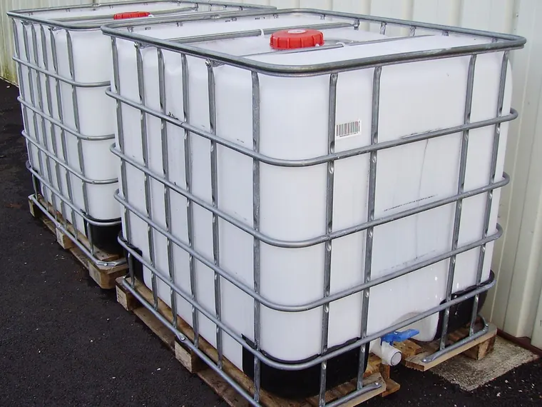 Plastični zabojniki IBC na paletah